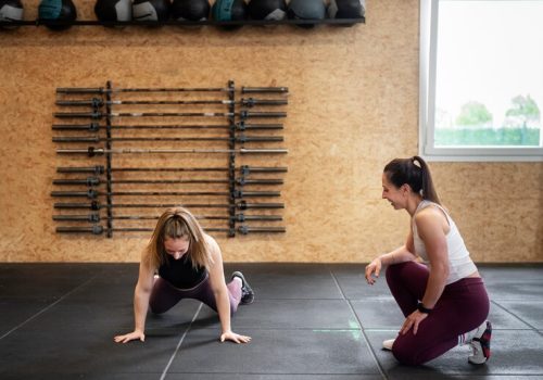 pelna-strzal-kobieta-robi-burpees_23-2149445905